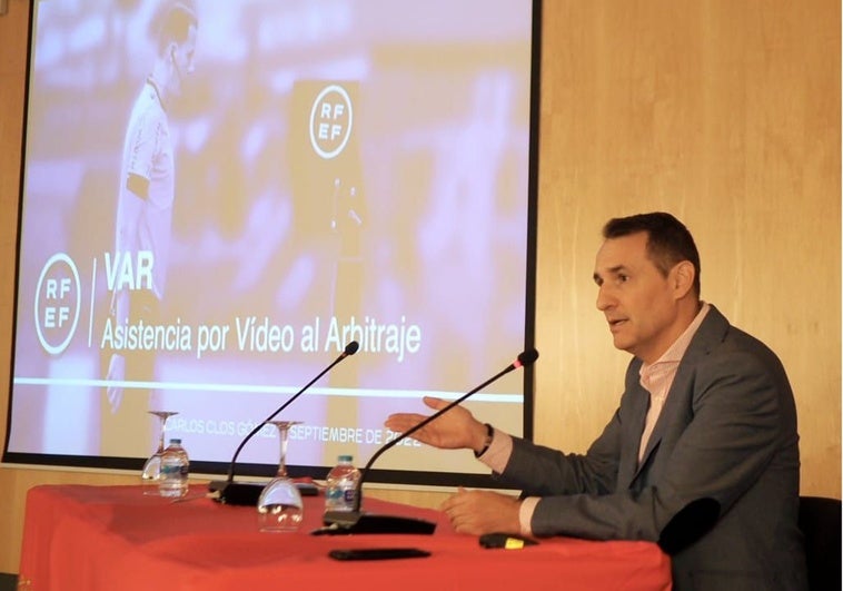El jefe del VAR, sobre el arbitraje en el Sporting-Albacete: «Cuando se interviene tres veces en un partido, no ha estado bien»